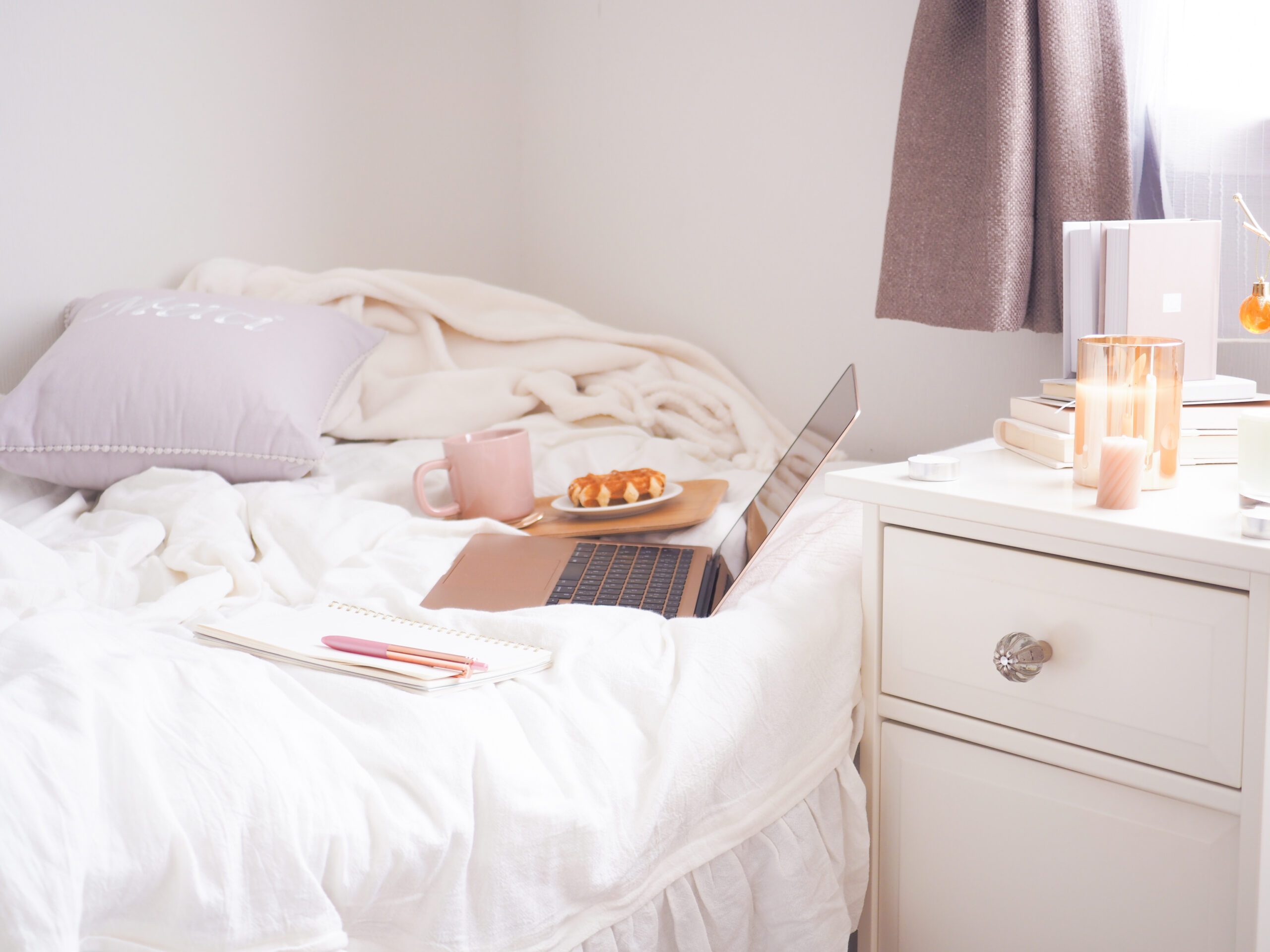 可愛いベッドルームでリラックスしながらPCタイムのイメージ