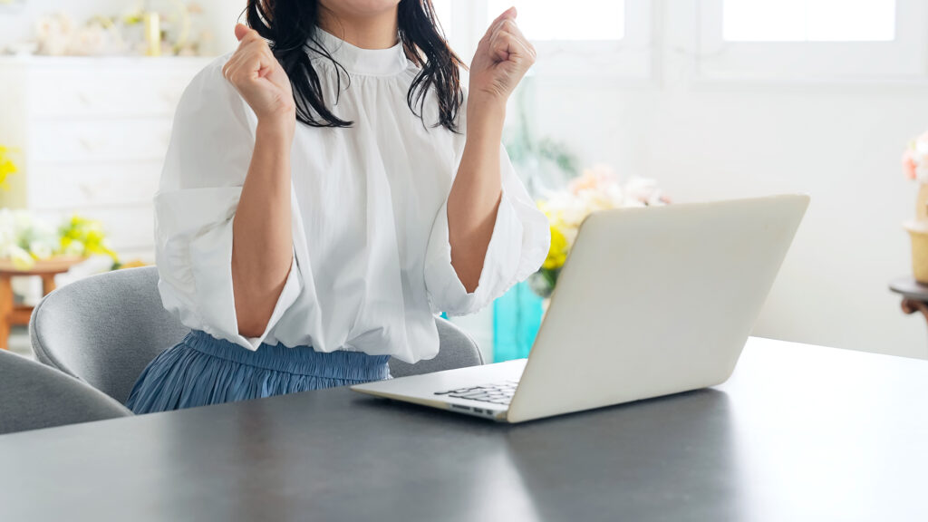 女性、ガッツポーズ、やる気、元気、ノートパソコン、副業、資格、合格、試験、笑顔、オフィス、PC、DX、仕事、カジュアル、嬉しい、喜ぶ、プレゼント、キャンペーン、充実、満足、やりがい、モチベーション、ポジティブ、がんばる、努力、応援、興奮、挑戦、チャレンジ、達成、目標、楽しい、チャンス、キャッシュバック、セール、ポイント、クーポン、インターネット、オンライン、web、インテリア、部屋、室内、日本人、