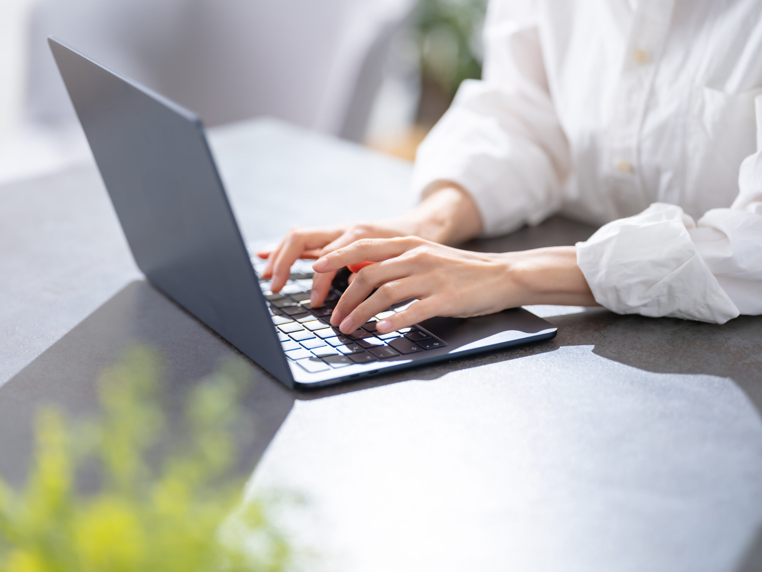 パソコンを使う女性