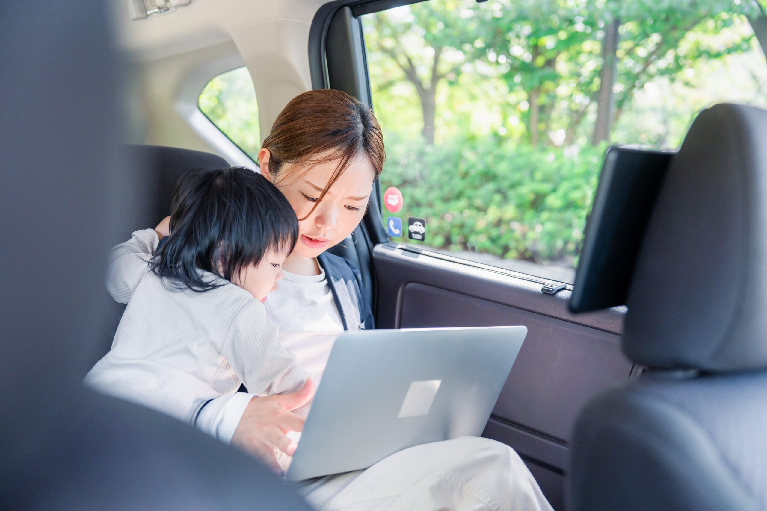 子どもが突然熱を出してタクシーでお迎えに行くワーママ