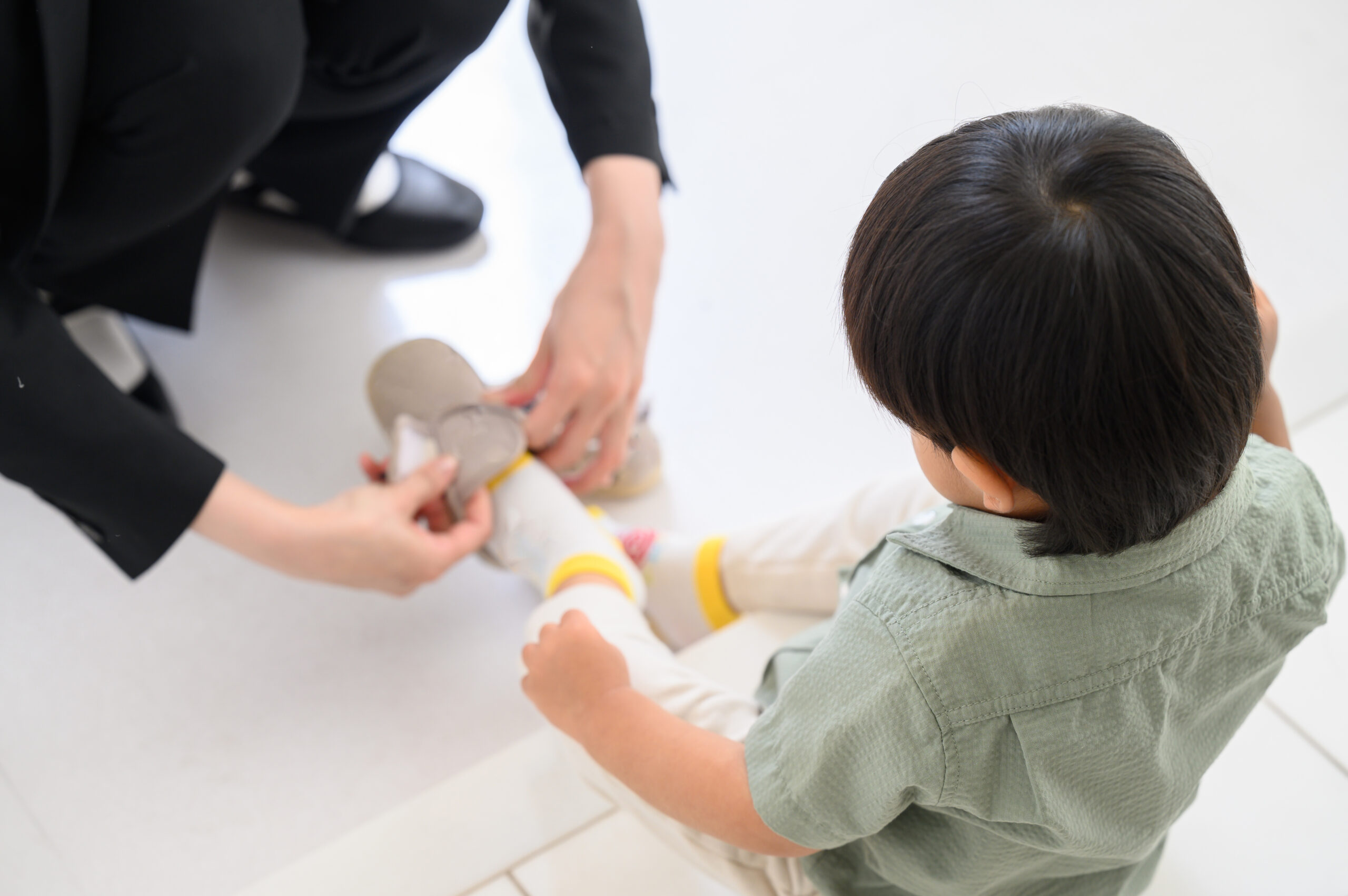 忙しい朝、保育園の準備をするワーママ