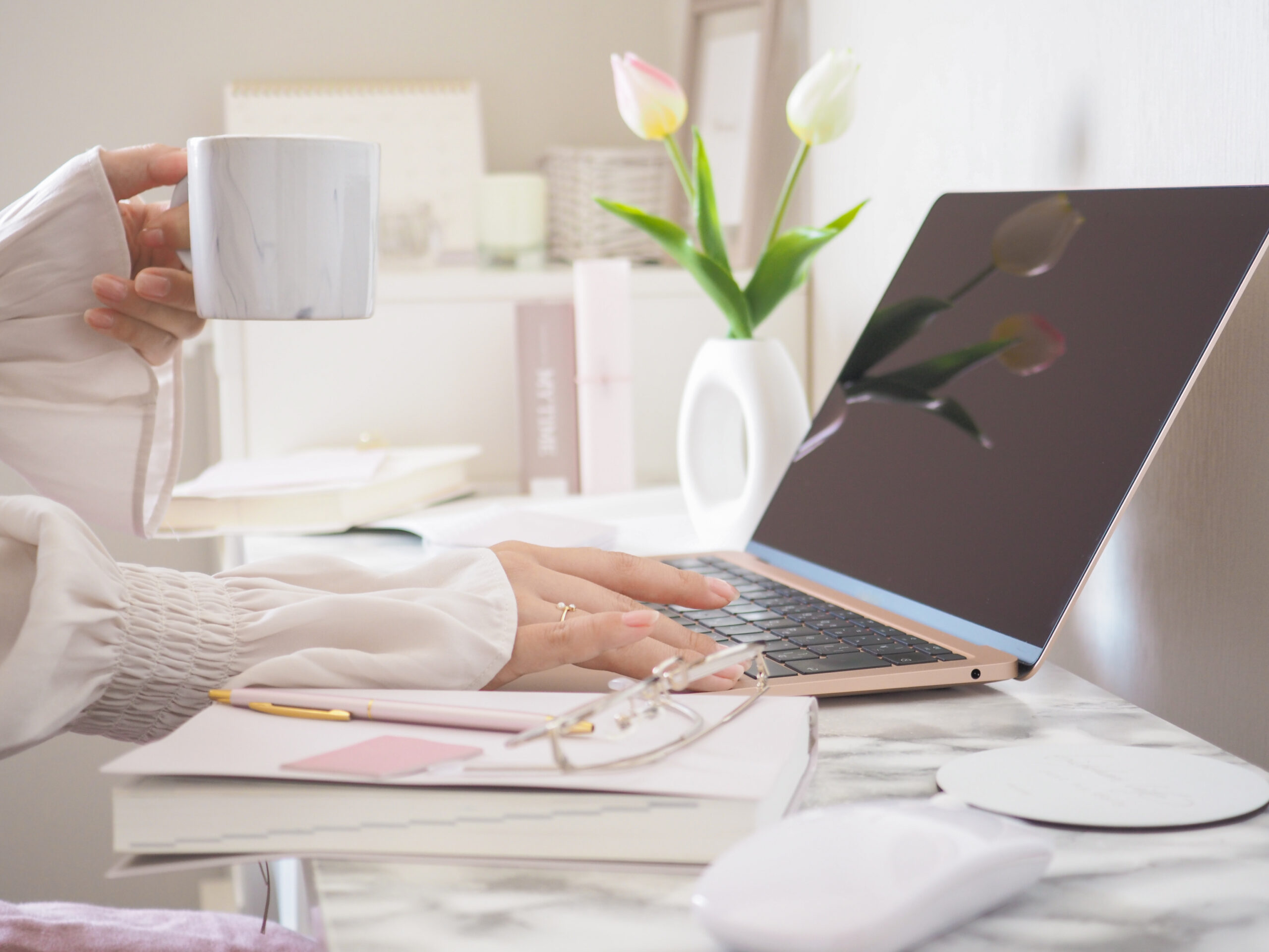 ワークデスクで仕事をする女性