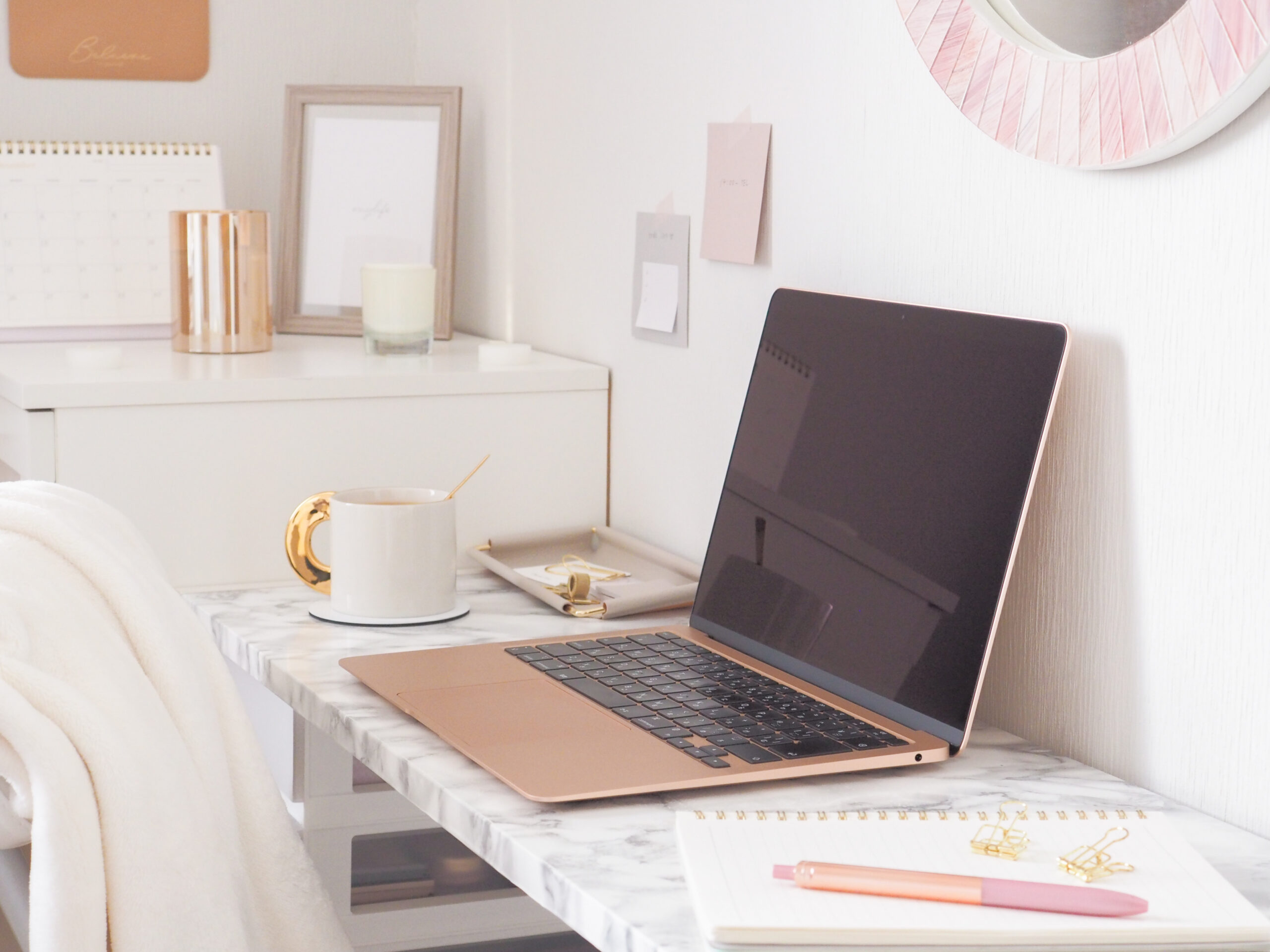 女性らしいワークスペースとラップトップ、PCデスク