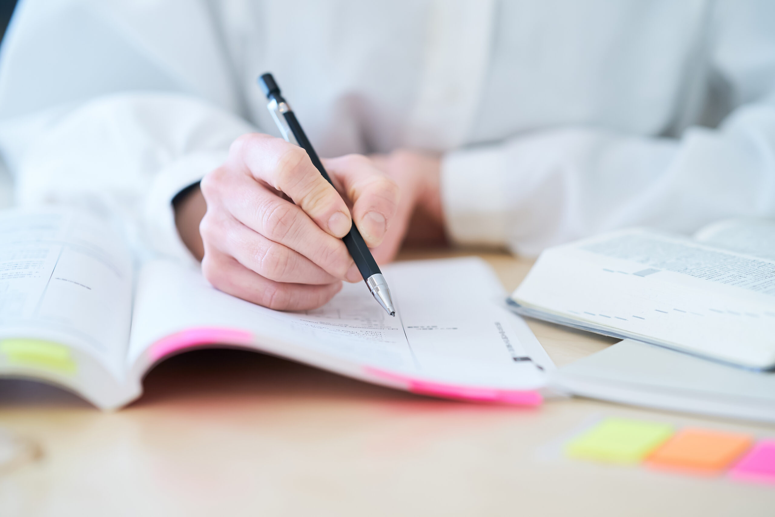 テキストで勉強する女性の手元