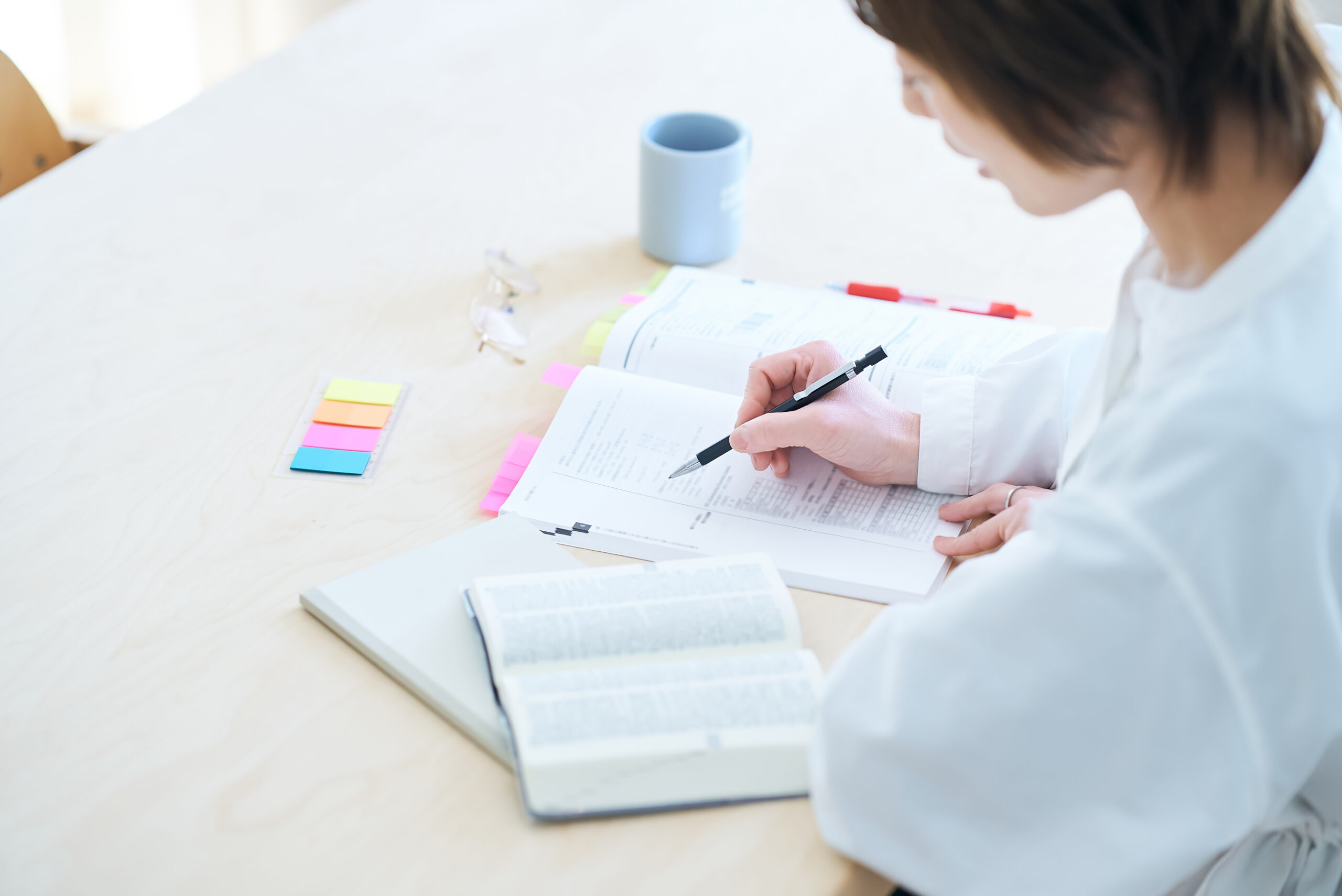 テキストで勉強する女性