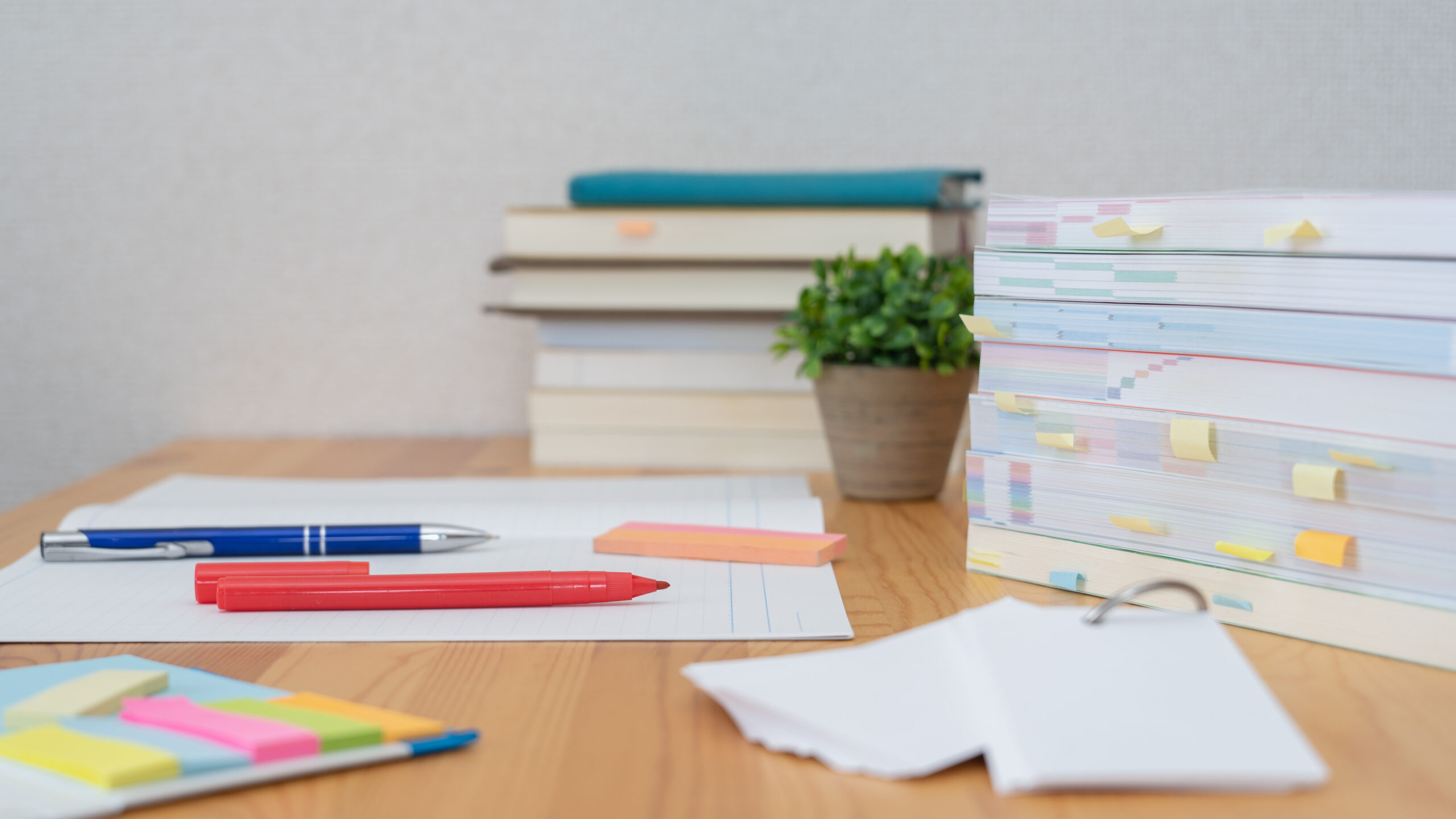 勉強イメージ│本・ノート・赤ペン・ふせん紙