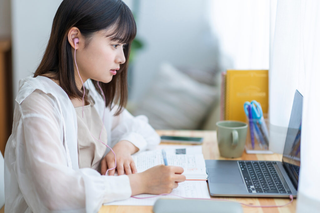 オンライン授業を受ける学生