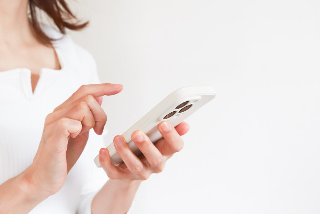 スマホを操作する女性の手元