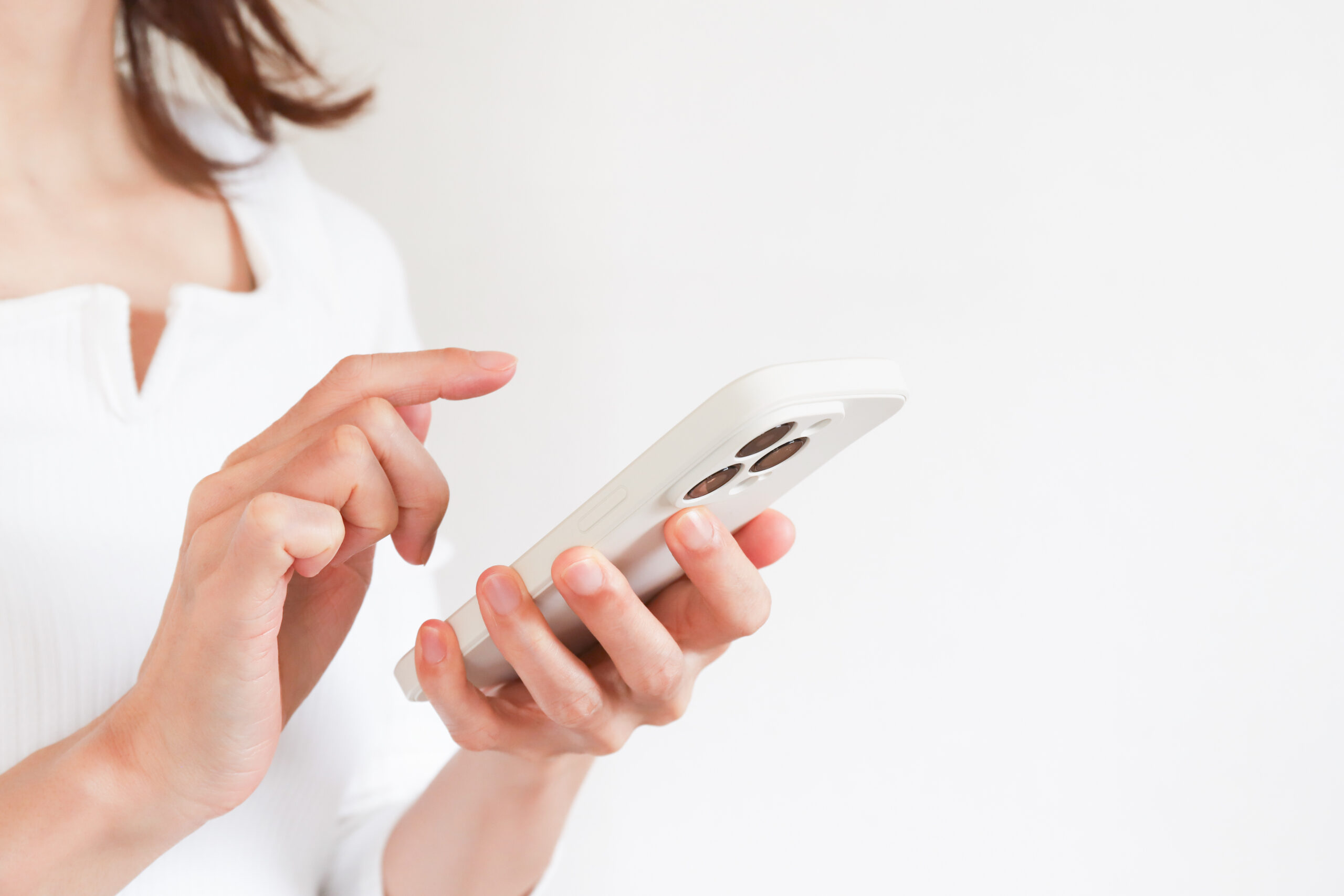 スマホを操作する女性の手元