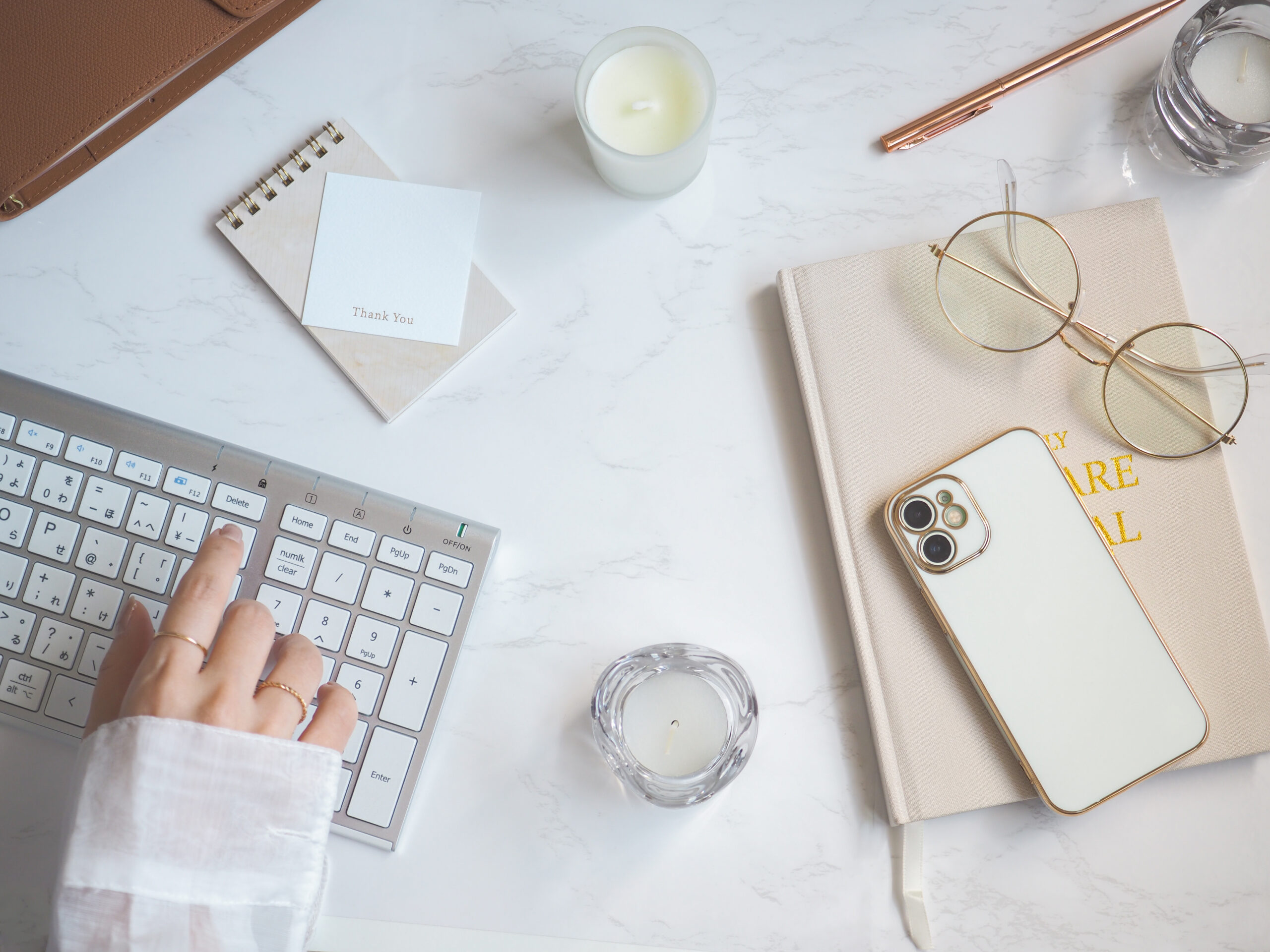 大理石デスクの女性らしいワークスペース、女性的でオシャレなデスクのトップビュー