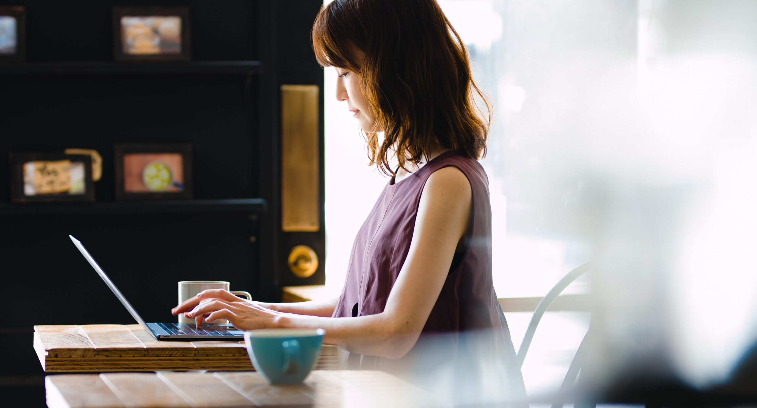 カフェで仕事をするフリーランスの女性